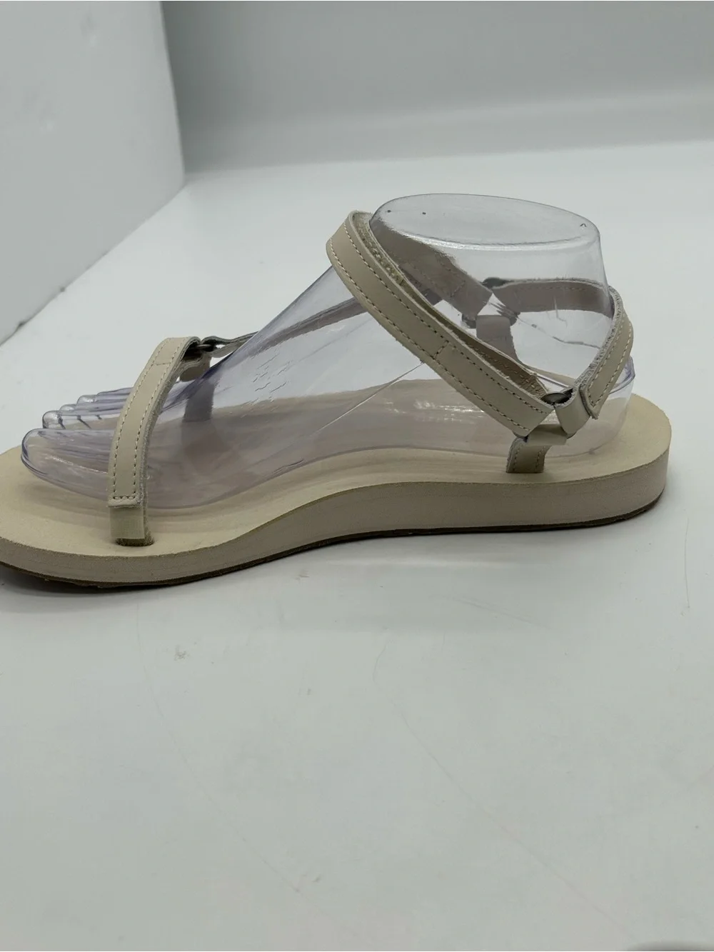 Teva Women’s Universal Slim Leather Beige Strappy Sandals size 8W NWOT